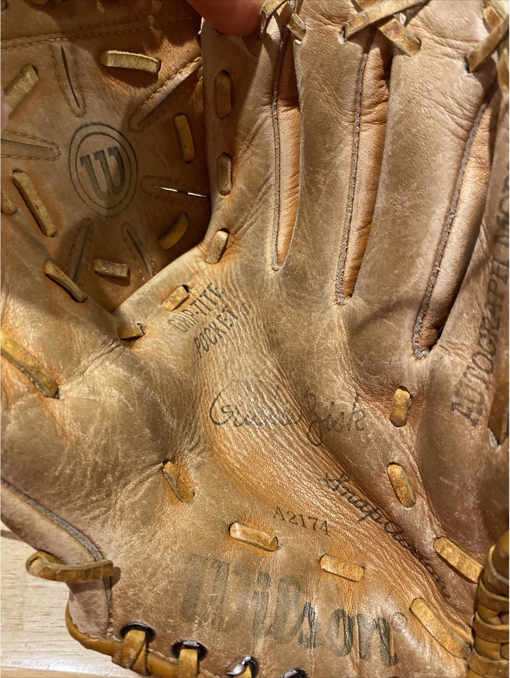 BASEBALL GLOVE WILSON RICKIE FISK YOUTH A2174 - RIGHT HAND THROWER - USED